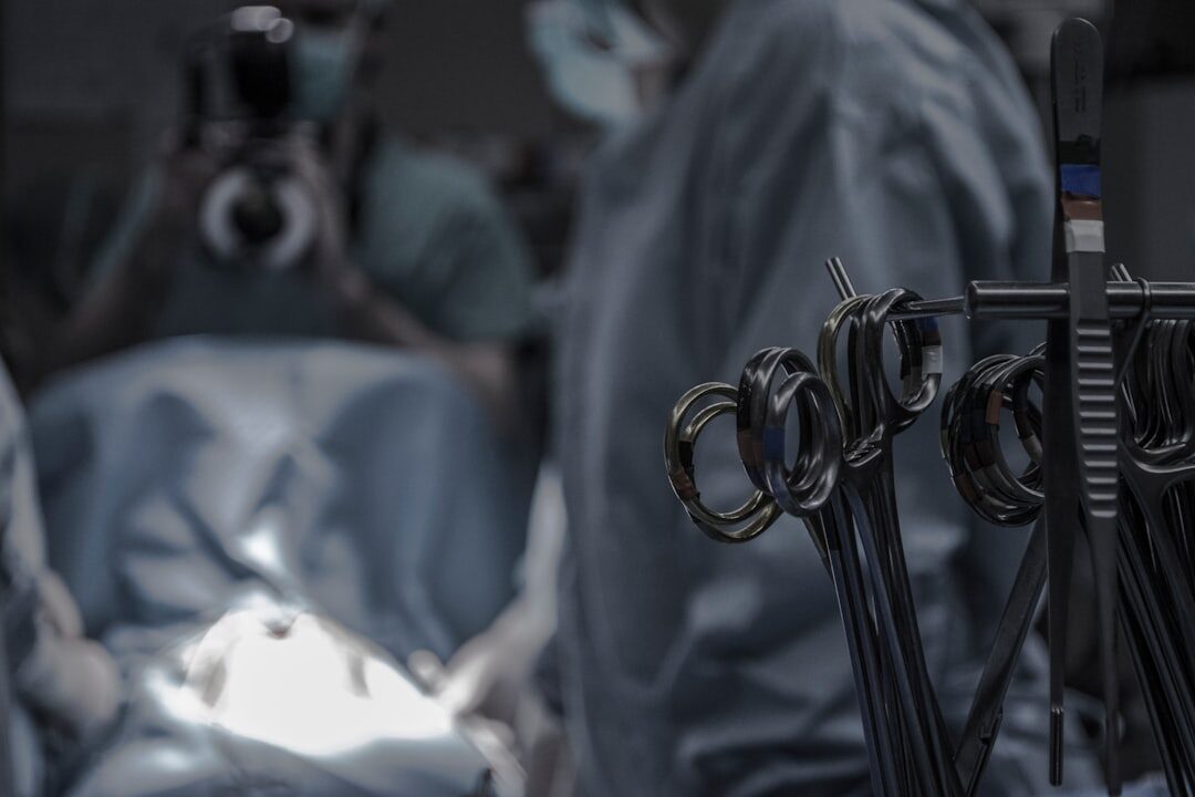 découvrez les différents traitements du glaucome tels que la trabéculoplastie, l'iridotomie et la chirurgie filtrante pour soulager les symptômes et améliorer la vision.