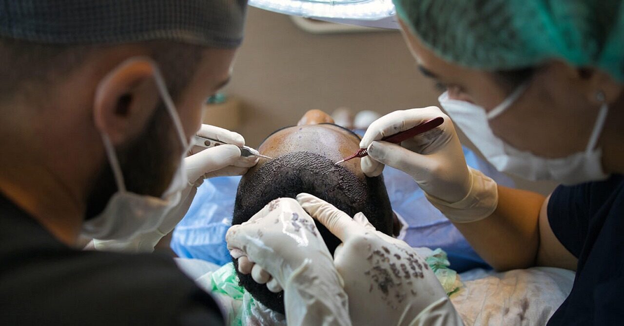 découvrez les différentes options de traitement du glaucome, y compris la trabéculoplastie, l'iridotomie et la chirurgie filtrante pour soulager la pression intraoculaire et prévenir la perte de vision.