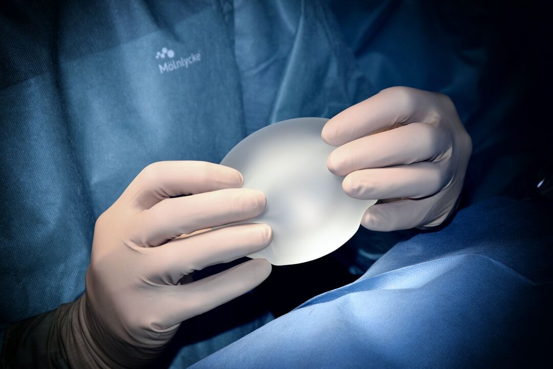 la photokératectomie réfractive (prk) est une procédure de chirurgie réfractive qui corrige la vision en remodelant la cornée à l'aide d'un laser, offrant une alternative à la correction de la vision à l'aide de lunettes ou de lentilles de contact.