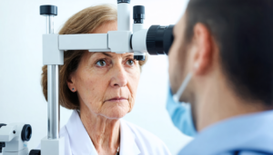 découvrez comment un examen des yeux peut prédire le risque de délirium après une intervention chirurgicale. cette évaluation visuelle est un indicateur clé de la santé cognitive des patients et peut aider à prévenir des complications post-opératoires.